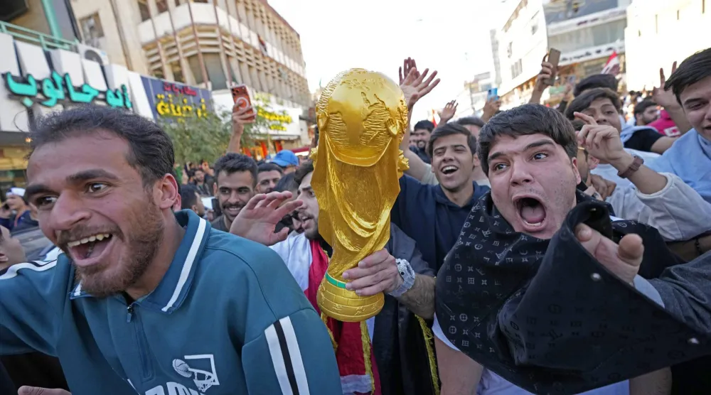 عراقيون يحتفلون ببلوغ منتخبهم نهائيات كأس العالم (إ.ب.أ)
