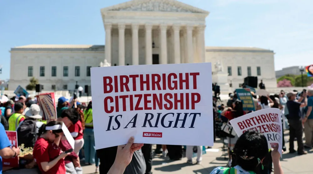 تجمّع متظاهرون دعماً لحق المواطنة بالولادة خارج المحكمة العليا الأميركية في العاصمة واشنطن اليوم (أ.ف.ب)