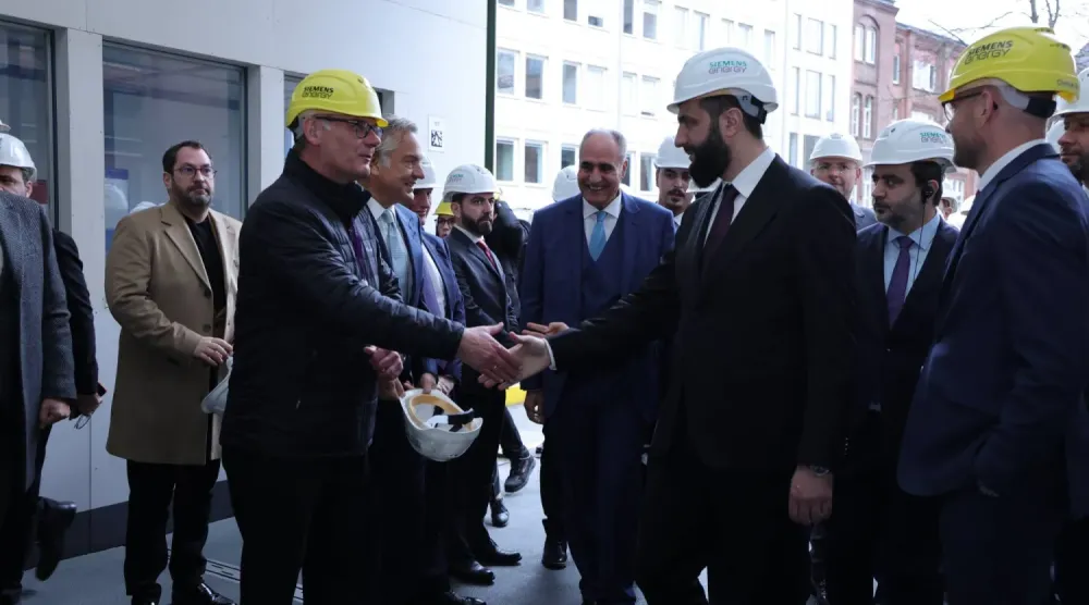 Cumhurbaşkanı Ahmed el-Şara ve beraberindeki heyet, pazartesi günü Almanya Federal Cumhuriyeti'ne gerçekleştirdikleri resmi ziyaret sırasında Siemens Energy'nin genel merkezini ziyaret etti (Suriye Cumhurbaşkanlığı)