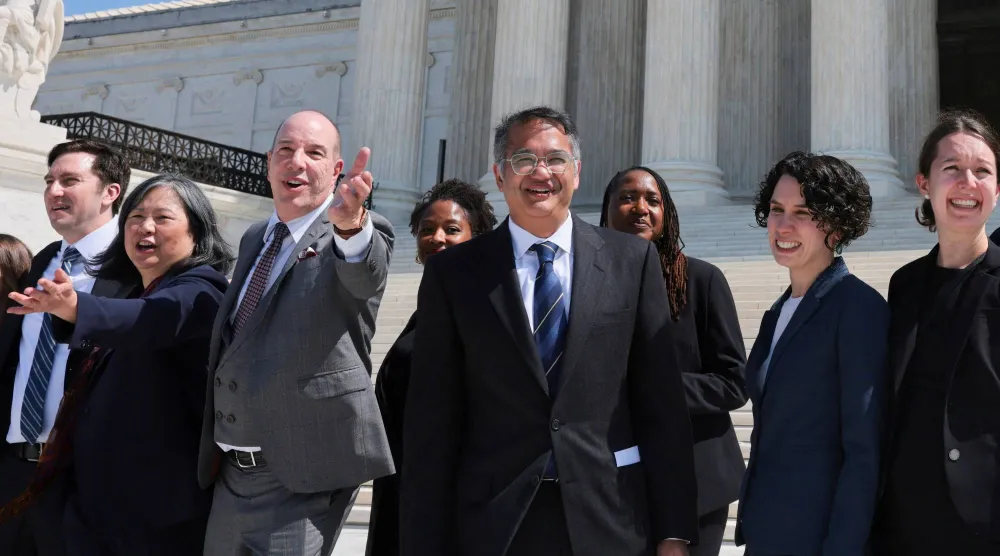 أعضاء اتحاد الحقوق المدنية أمام المحكمة العليا في واشنطن دي سي (رويترز) 