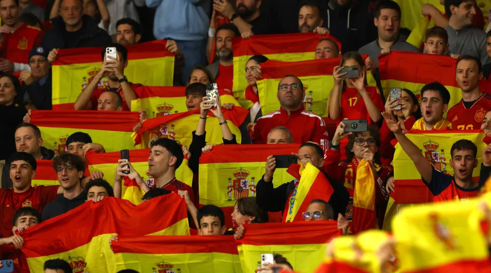 جماهير إسبانية تساند منتخب بلادها خلال ودية مصر المونديالية (رويترز)