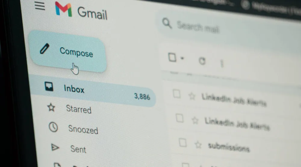 يتحول العنوان القديم إلى عنوان ثانوي يستمر في استقبال الرسائل (شاترستوك) 