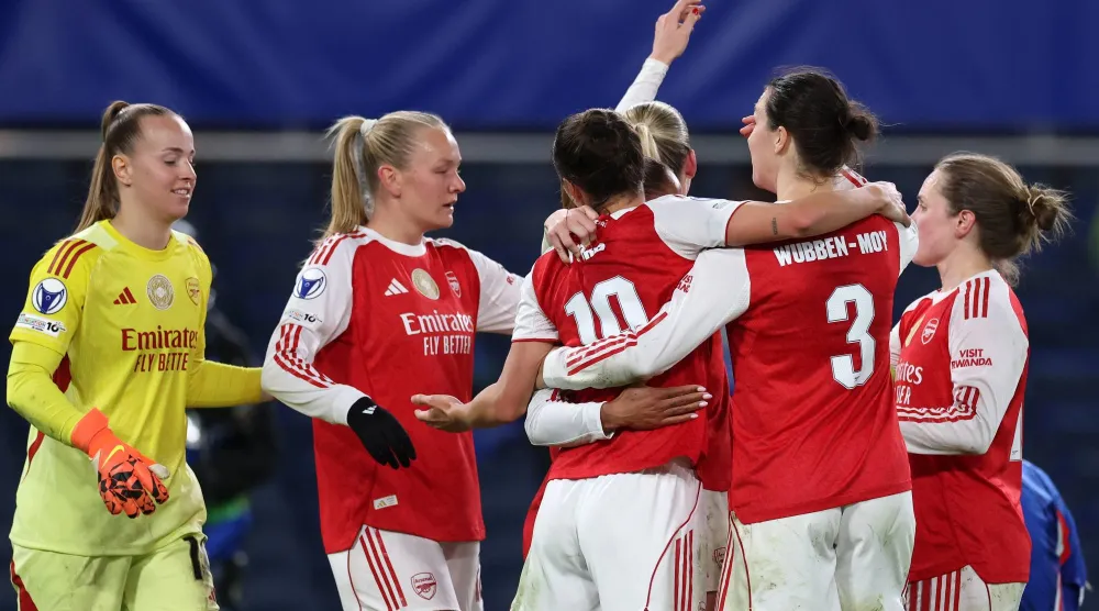 لاعبات آرسنال يحتفلن بالتأهل (إ.ب.أ)