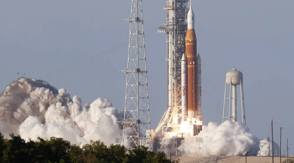 مهمة «أرتيميس ‌2» التابعة لوكالة «ناسا» تنطلق من مركز كينيدي للفضاء في كيب كانافيرال  بفلوريدا (رويترز)