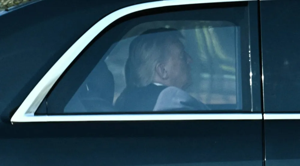  الرئيس الأميركي دونالد ترمب يغادر البيت الأبيض متوجهاً إلى المحكمة العليا في واشنطن (ا.ف.ب)