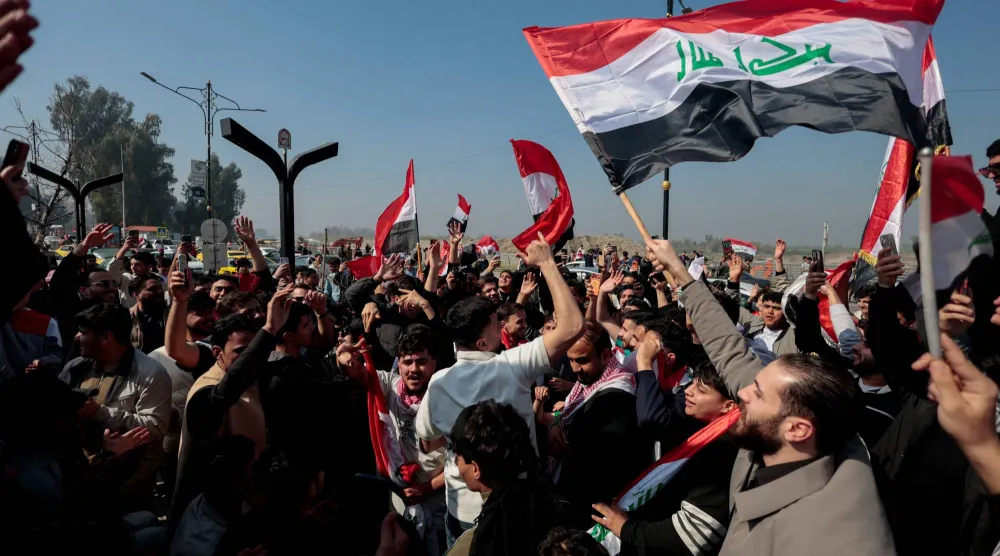 العراقيون احتشدوا في الميادين والشوارع ابتهاجا بالإنجاز الكبير (رويترز)