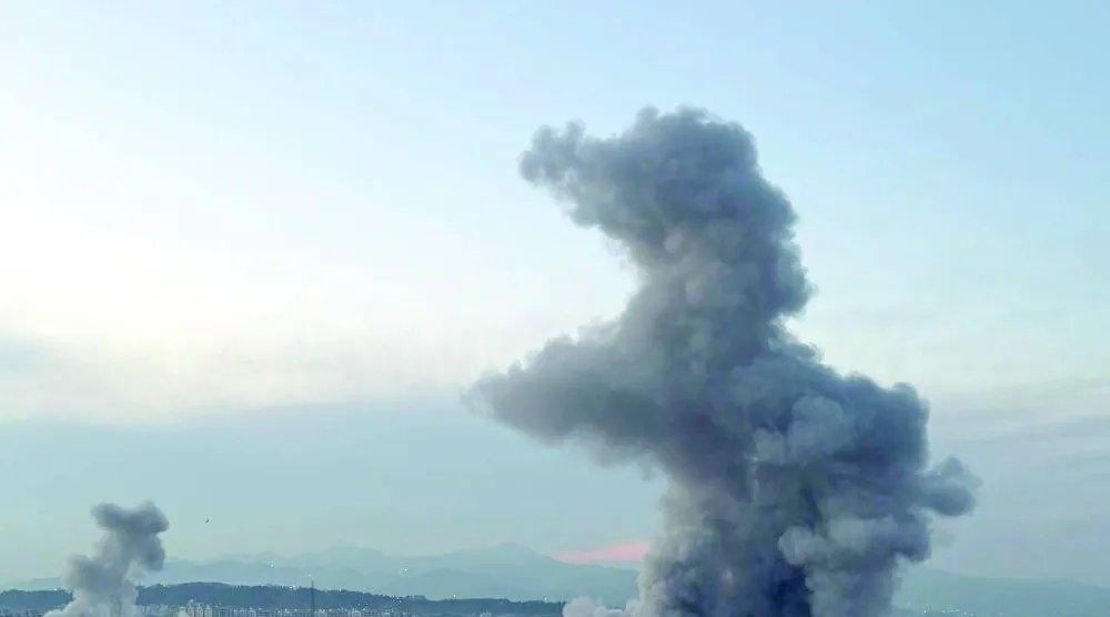 
غارة على مقر تابع لوزارة الدفاع الإيرانية في منطقة باسداران شمال شرقي طهران صباح أمس (شبكات التواصل)