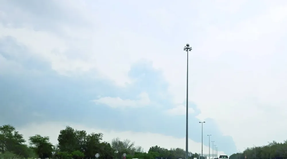 Kuveyt Uluslararası Havalimanı bölgesinden, bir yakıt deposunu hedef alan insansız hava aracı saldırısının ardından duman yükseldi (AFP)