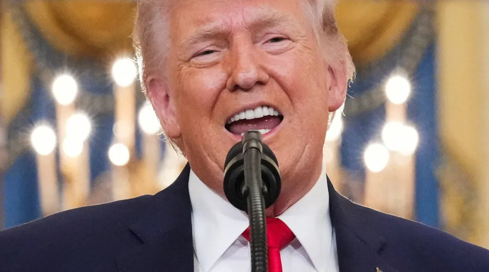 الرئيس الأميركي دونالد ترمب يلقي خطابا بشأن إيران في البيت الأبيض (رويترز)