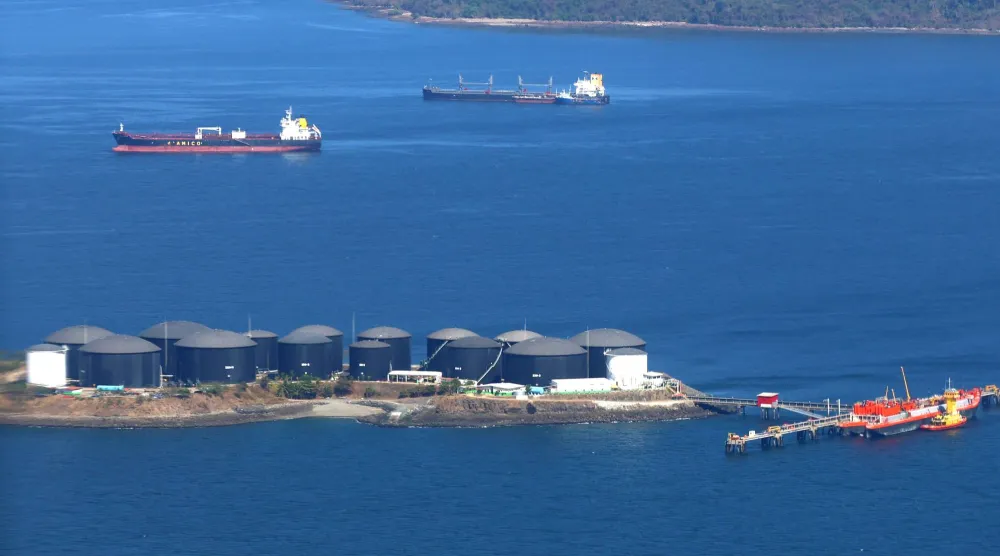 خزانات تخزين الوقود في جزيرة ميلونيس، بنما (إ.ب.أ)