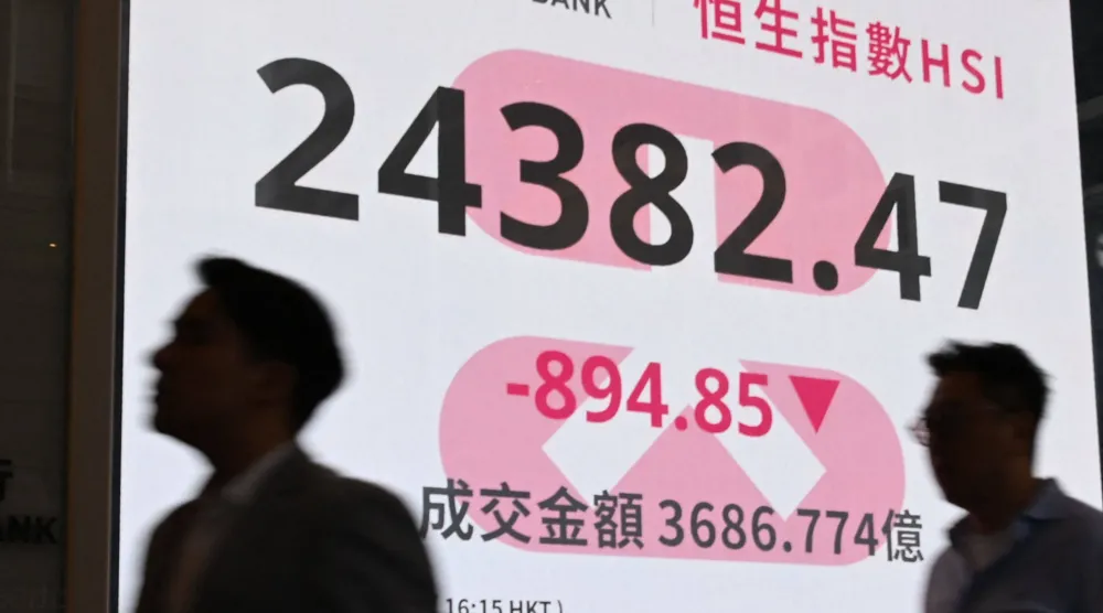 لوحة إلكترونية تعرض سعر إغلاق مؤشر «هانغ سنغ» في هونغ كونغ في 23 مارس (أ.ف.ب)