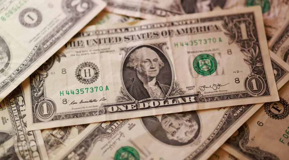 أوراق نقدية من فئة الدولار الأميركي (رويترز)
