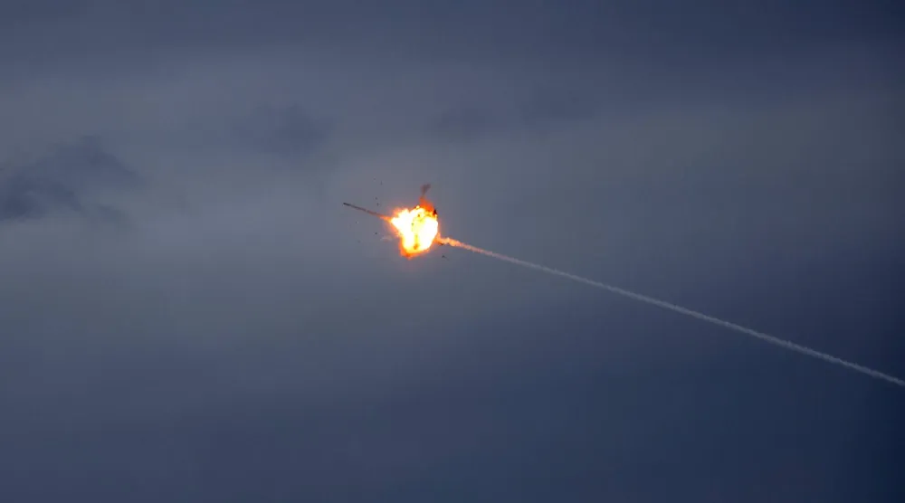 أنظمة الدفاع الجوي الإسرائيلية تعترض مقذوفاً فوق شمال إسرائيل (إ.ب.أ)