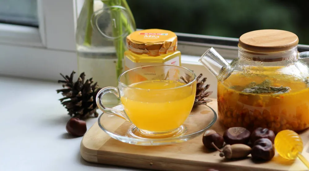 شرب شاي الكركم في المساء قد يكون خياراً مناسباً لمن يبحثون عن الاسترخاء قبل النوم (بيكسلز)