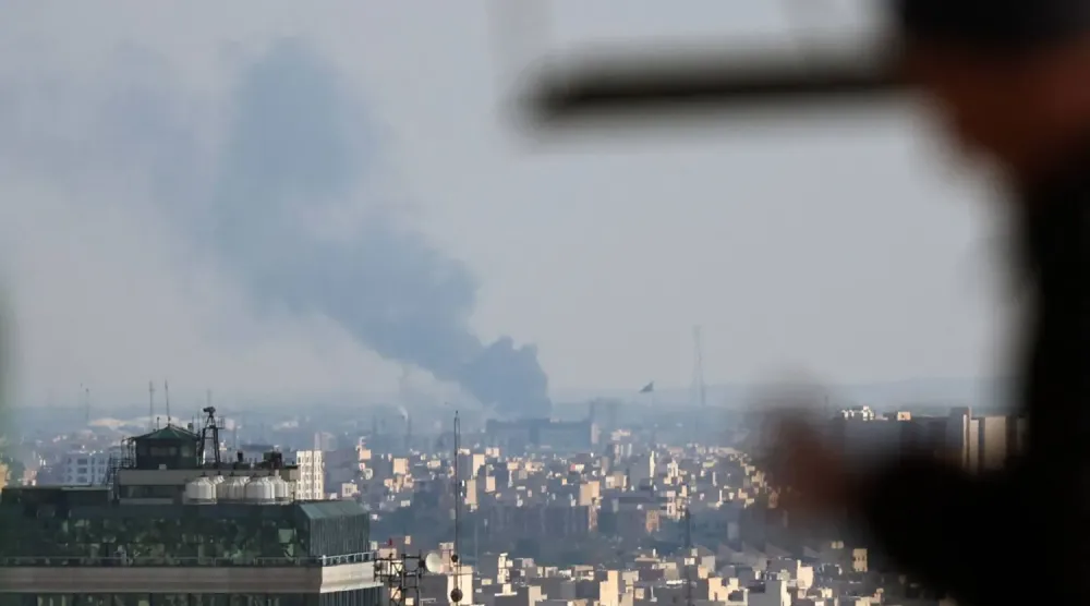 Tahran’a düzenlenen hava saldırısının ardından yükselen dumanlar, 1 Nisan 2026 (AFP)