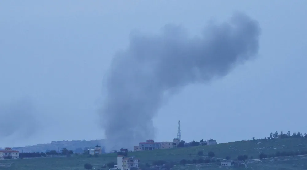 تصاعد الدخان جراء الغارات الإسرائيلية على جنوب لبنان (أ.ف.ب)