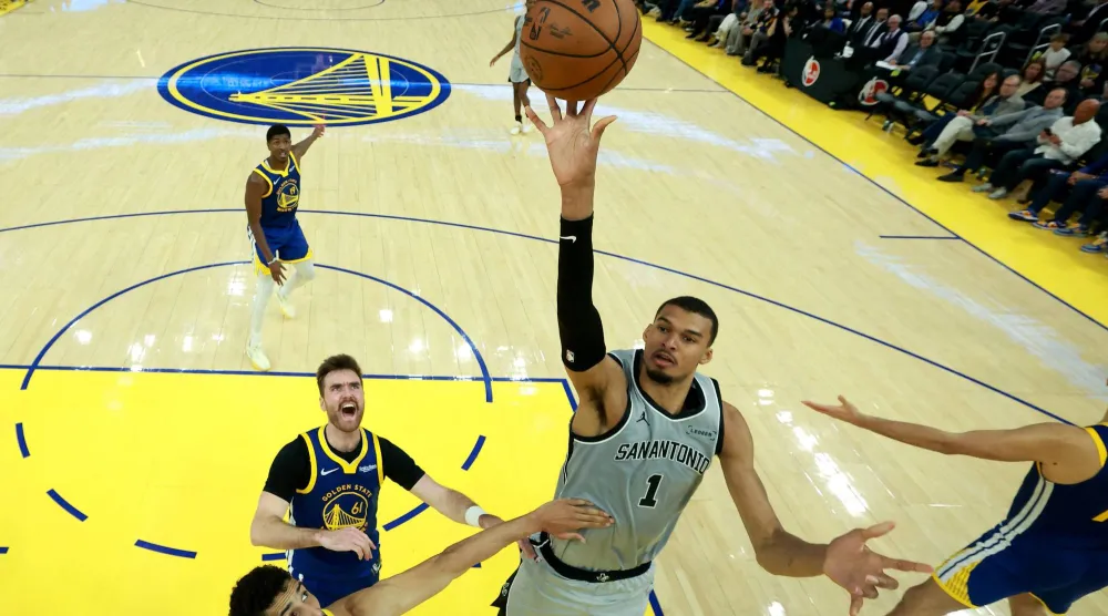 أضاف ويمبانياما 18 متابعة في فوز حُسم من البداية حتى النهاية (رويترز)