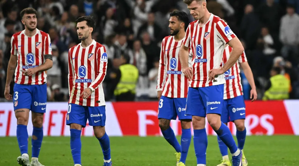 يستضيف أتلتيكو مدريد نظيره برشلونة ضمن منافسات الجولة الـ30 (أ.ف.ب)