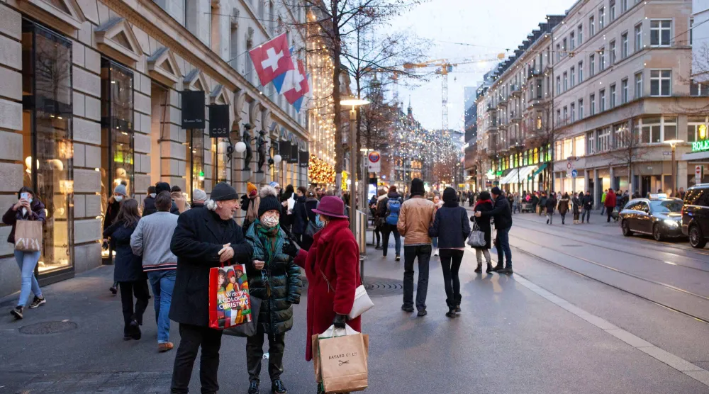 متسوقون في شارع بانهوفشتراسه في زيوريخ (أرشيفية - رويترز)