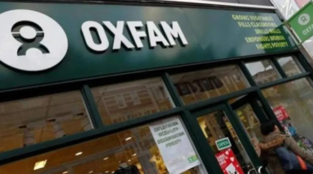 لافتة فوق فرع لمنظمة «أوكسفام» في لندن (رويترز)