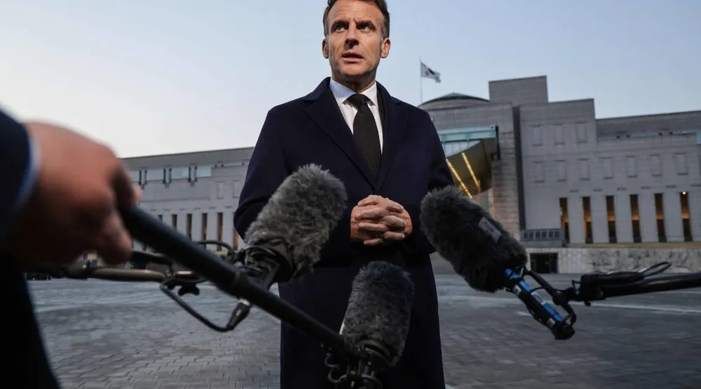 الرئيس الفرنسي إيمانويل ماكرون يتحدث إلى الصحافة خلال زيارة إلى النصب التذكاري للحرب الكورية في سيول (أ.ف.ب)