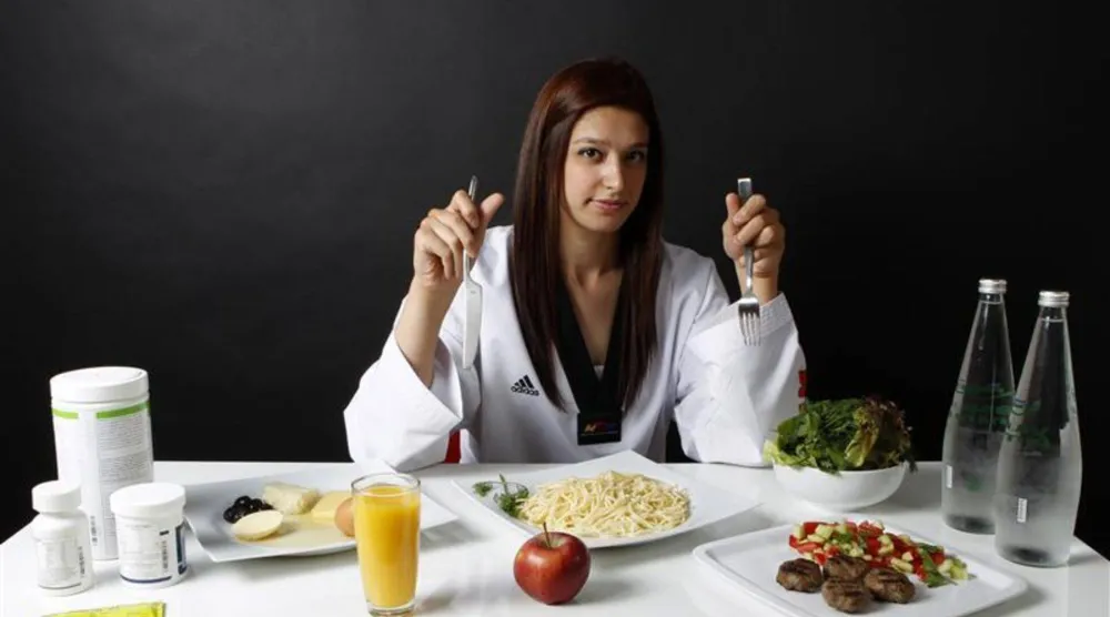 توقيت تناول الطعام يعد عاملاً حاسماً للحفاظ على الصحة (رويترز)