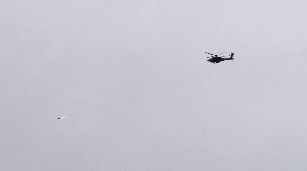 مروحية إسرائيلية تحلق في الأجواء الإسرائيلية قرب الحدود مع لبنان (إ.ب.أ)