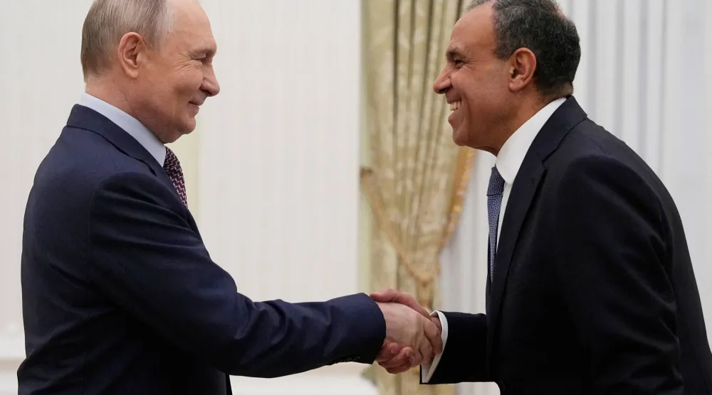 الرئيس الروسي فلاديمير بوتين يصافح وزير الخارجية المصري بدر عبد العاطي خلال اجتماع بالكرملين في موسكو - 2 أبريل 2026 (رويترز)