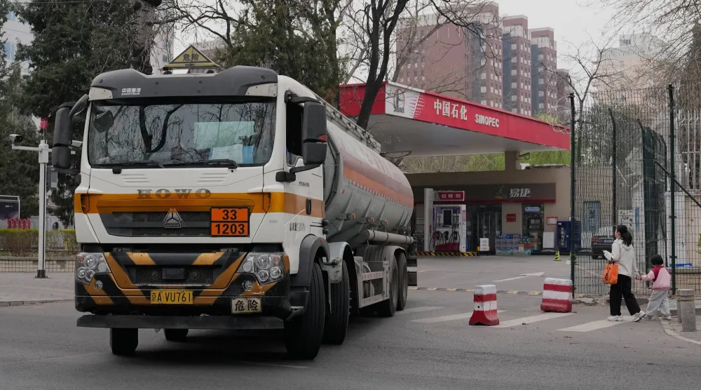 شاحنة قرب محطة وقود في العاصمة الصينية بكين (أ.ب)