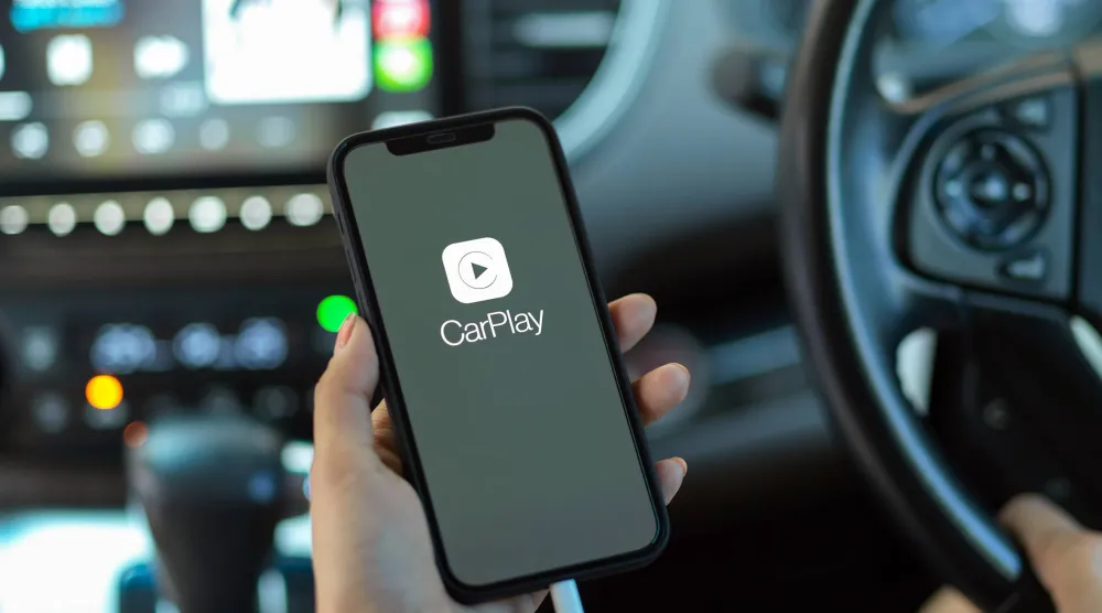 أصبح «شات جي بي تي» متاحاً داخل «CarPlay» عبر تفاعل صوتي فقط يتناسب مع بيئة القيادة (شاترستوك)
