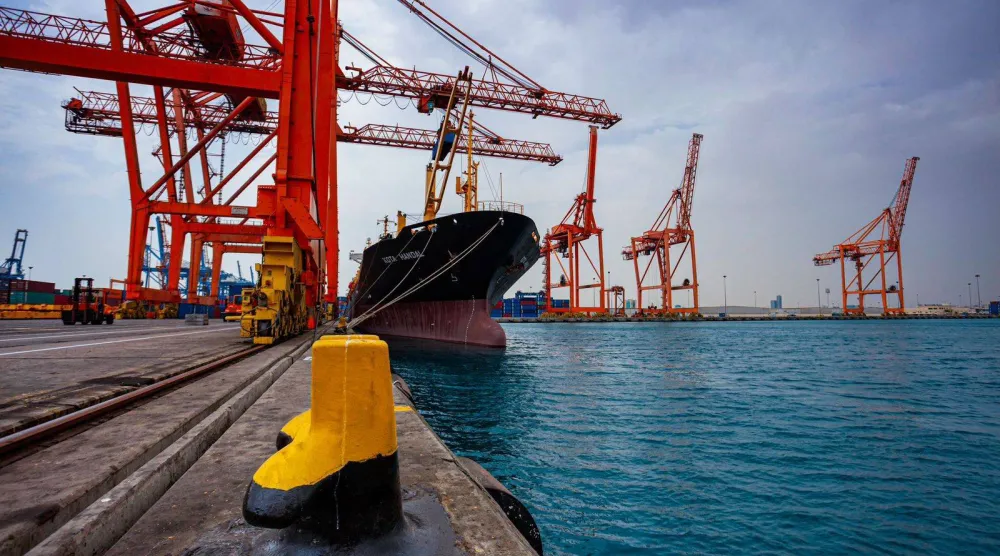 إحدى السفن راسية في ميناء جدة الإسلامي (موانئ)