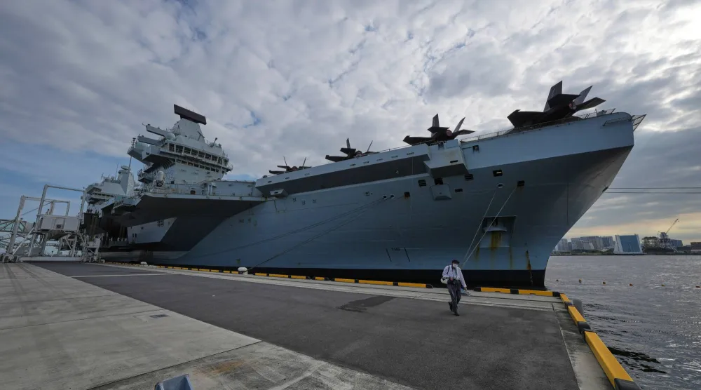 حاملة الطائرات التابعة للبحرية الملكية البريطانية «إتش إم إس برينس أوف ويلز» قبل رسوها في ميناء طوكيو يوم 28 أغسطس 2025 (أ.ب)