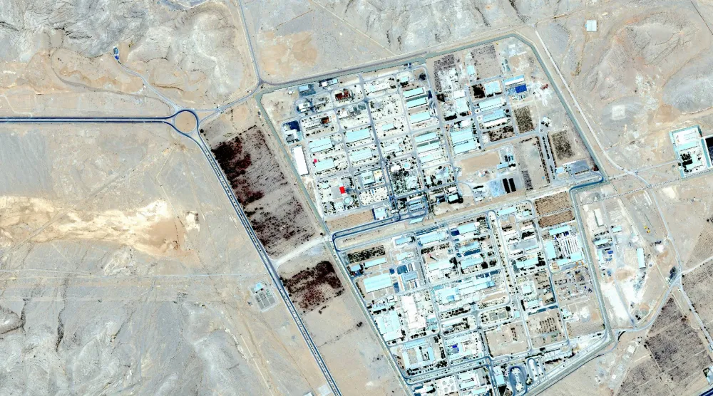 صورة تظهر شاحنة في الزاوية العلوية اليسرى يعتقد المحللون أنها كانت تنقل يورانيوم عالي التخصيب إلى نفق في مجمع مركز أصفهان للتكنولوجيا النووية في إيران (أسوشيتد برس)