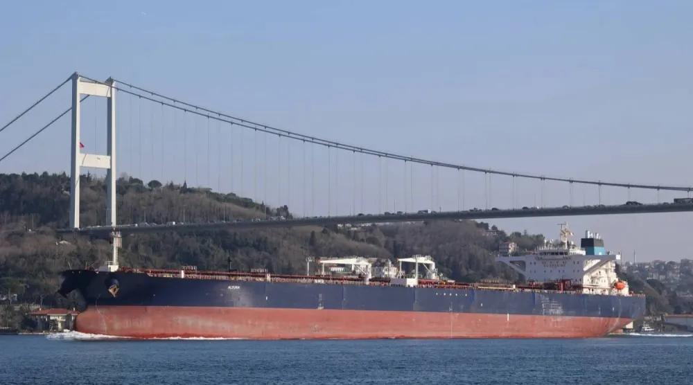 نافلة نفط تعبر مضيق البوسفور في إسطنبول (رويترز)
