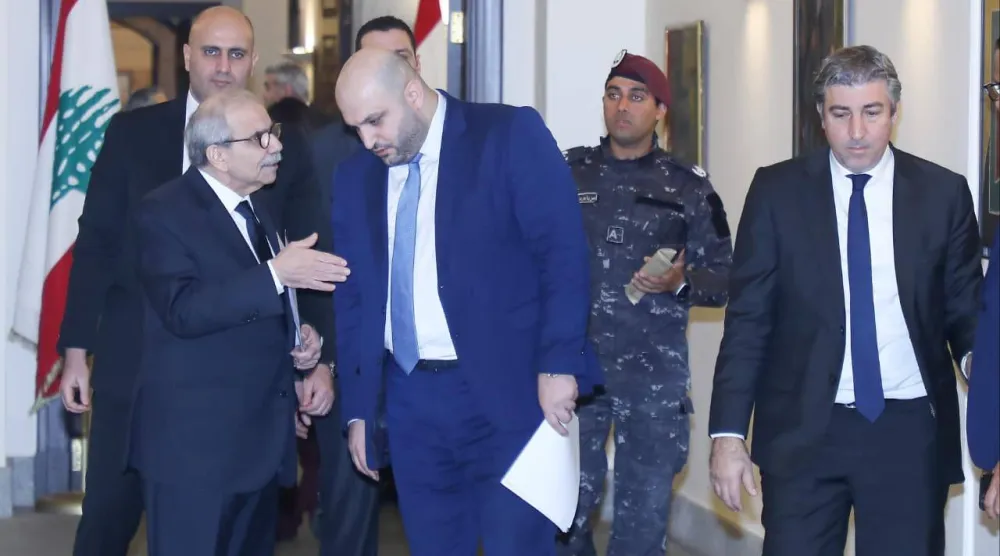 رئيس الحكومة اللبنانية نواف سلام يتحدث مع وزير الصحة راكان ناصر الدين أحد ممثلي «حزب الله» في الحكومة قبل جلسة مجلس الوزراء (رئاسة الحكومة)