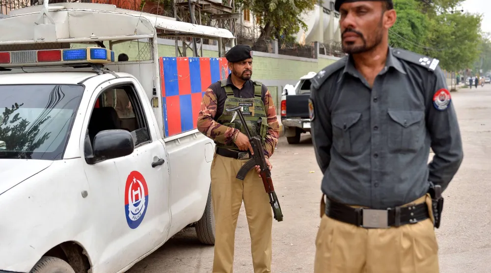 مسؤولون أمنيون باكستانيون يقفون حراساً عند نقطة تفتيش في بيشاور بباكستان 2 أبريل 2026 (إ.ب.أ)