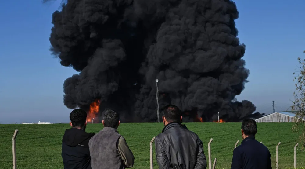 عراقيون يعاينون الدخان من مستودع نفط في أطراف أربيل عاصمة إقليم كردستان العراق عقب ضربة يُشتبه بأنها بطائرة مسيّرة في 1 أبريل 2026 (أ.ف.ب)