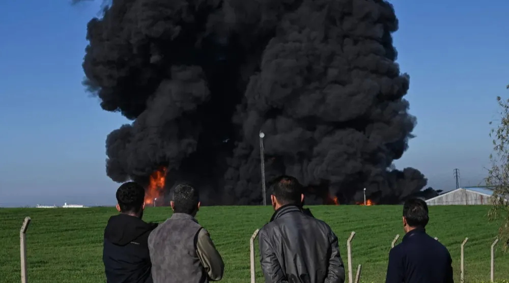 Kürdistan Bölgesel Yönetimi başkenti Erbil yakınlarındaki bir petrol deposundan yükselen dumanlar  (AFP)