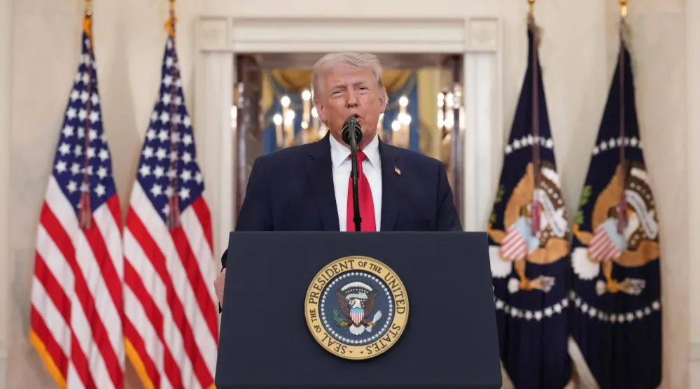 الرئيس الأميركي دونالد ترمب خلال إلقاء كلمته للأميركيين في البيت الأبيض يوم الأربعاء (أ.ف.ب)