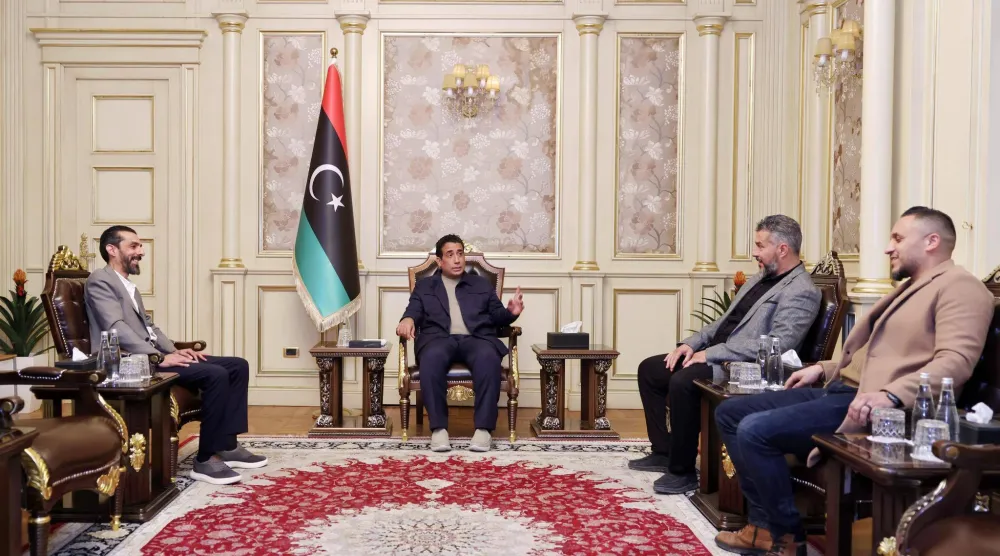 المنفي يلتقي قيادات عسكرية بمدينة زوارة الليبية في الثاني من أبريل الحالي (المجلس الرئاسي الليبي)