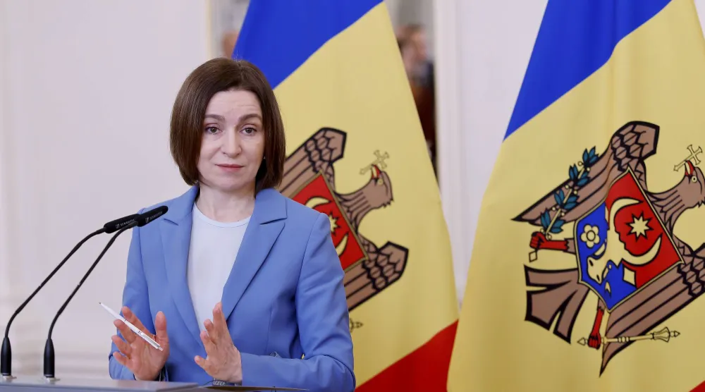 رئيسة مولدوفا مايا ساندو خلال مؤتمر صحافي مع رئيس لاتفيا إدغارس رينكيفيتش بعد اجتماعهما في ريغا بلاتفيا 1 أبريل 2026 (إ.ب.أ)