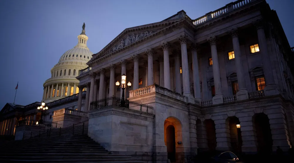 قبة مبنى الكابيتول ظاهرة للعيان في الساعات الأولى من الصباح (أ.ف.ب)