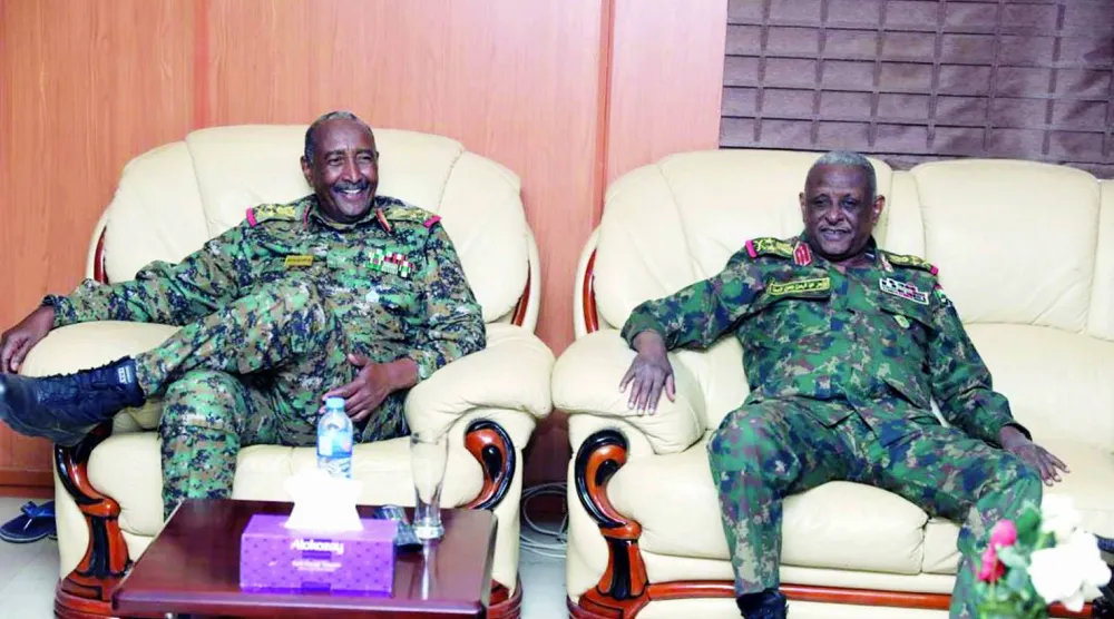 قائد الجيش عبد الفتاح البرهان وإلى يساره ياسر العطا (الجيش السوداني)