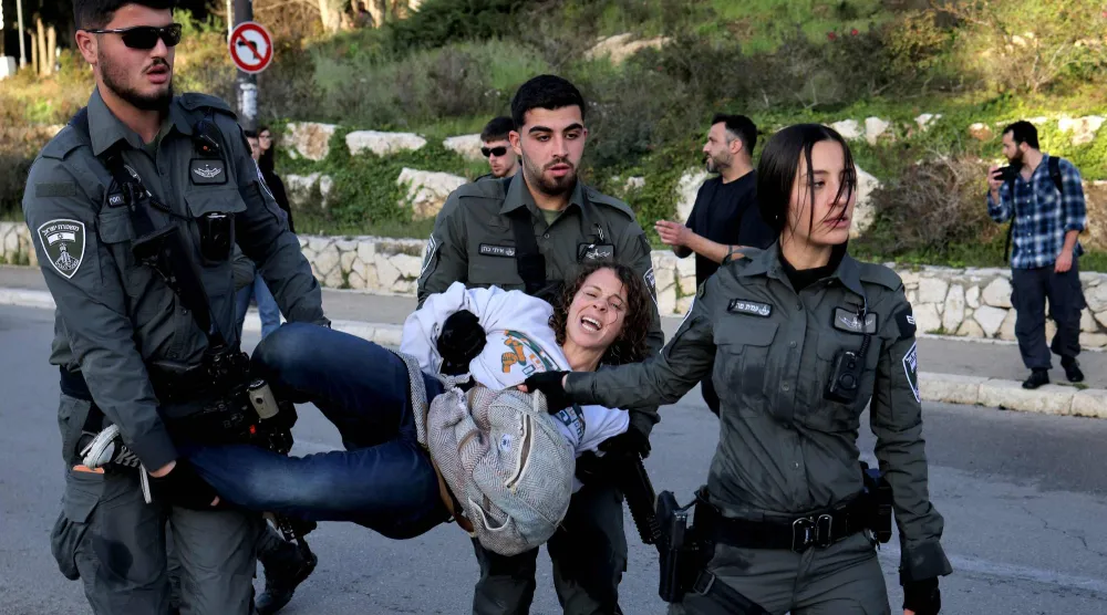 قوات الأمن الإسرائيلية تقبض على متظاهرة ضد قانون «إعدام الأسرى» أمام البرلمان الإسرائيلي في القدس 30 مارس الاثنين الماضي (أ.ف.ب)
