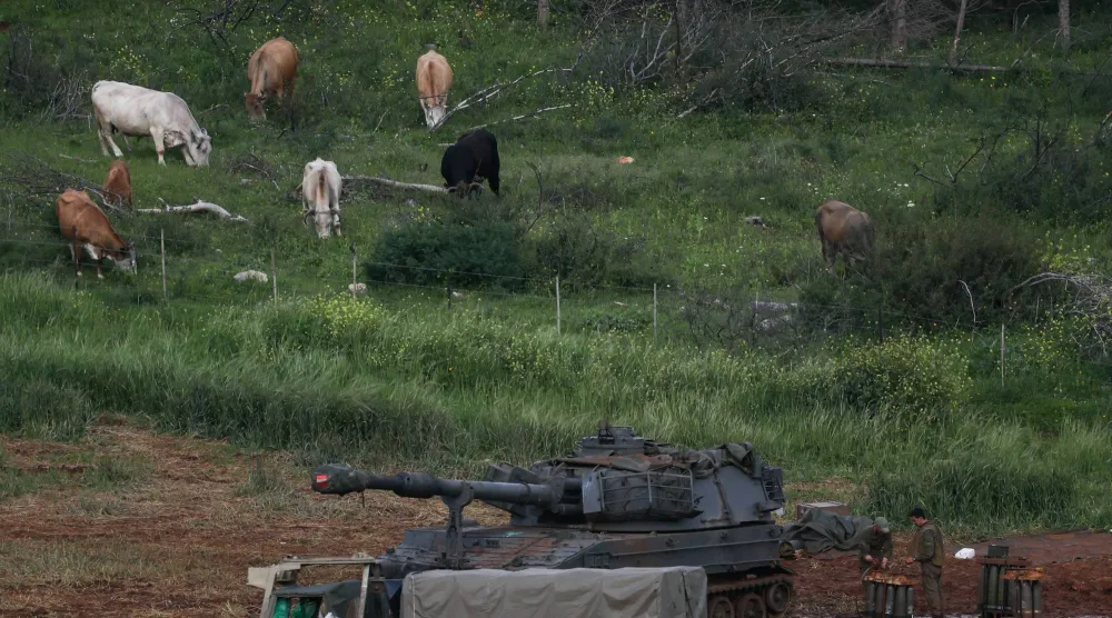 آلية إسرائيلية بالقرب من الحدود مع لبنان - 30 مارس 2026 (رويترز)