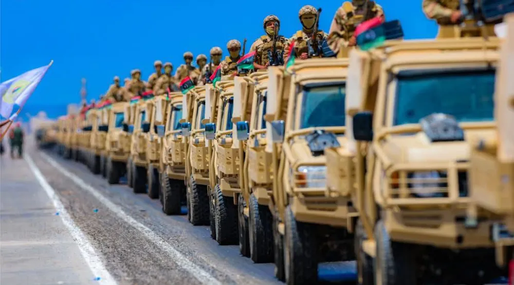 آليات في عرض عسكري في شرق ليبيا في مايو الماضي (إعلام القيادة العامة)