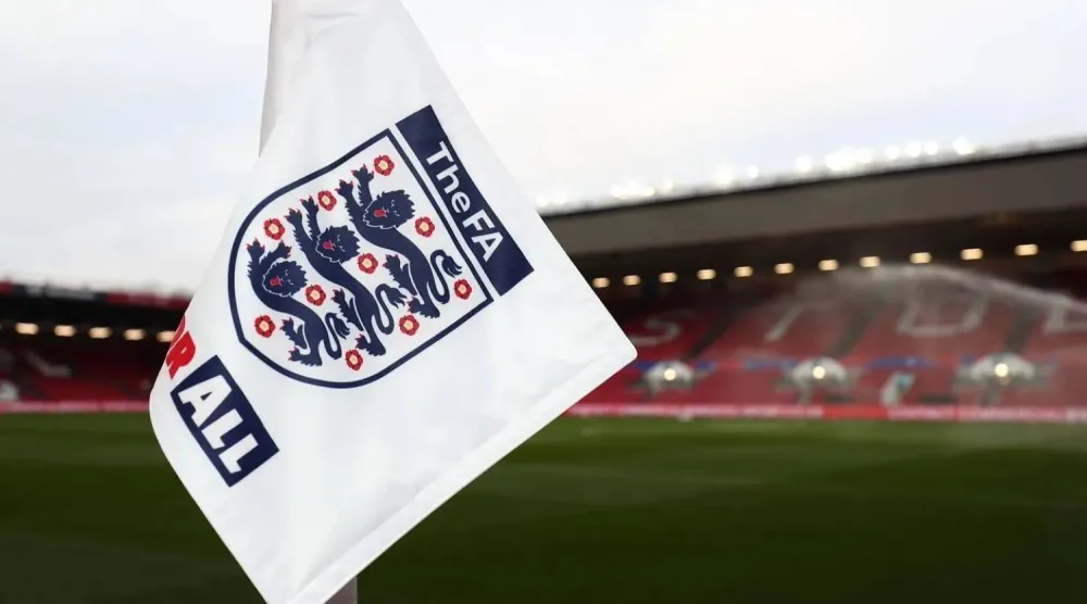 يتمتع الاتحاد الإنجليزي لكرة القدم بنفوذ مباشر على مستويَي «يويفا» و«فيفا» (الاتحاد الإنجليزي)