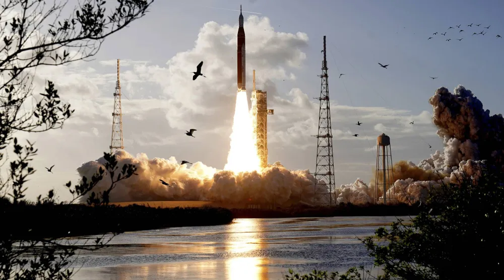 انطلاق مهمة «أرتيميس 2» إلى مدار القمر من «مركز كينيدي الفضائي» في فلوريدا (أ.ب)