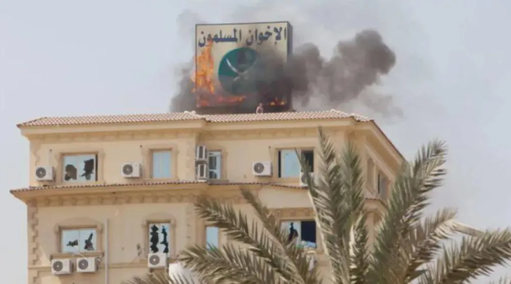 مقر جماعة «الإخوان» محترقاً في القاهرة صيف 2013 (غيتي)