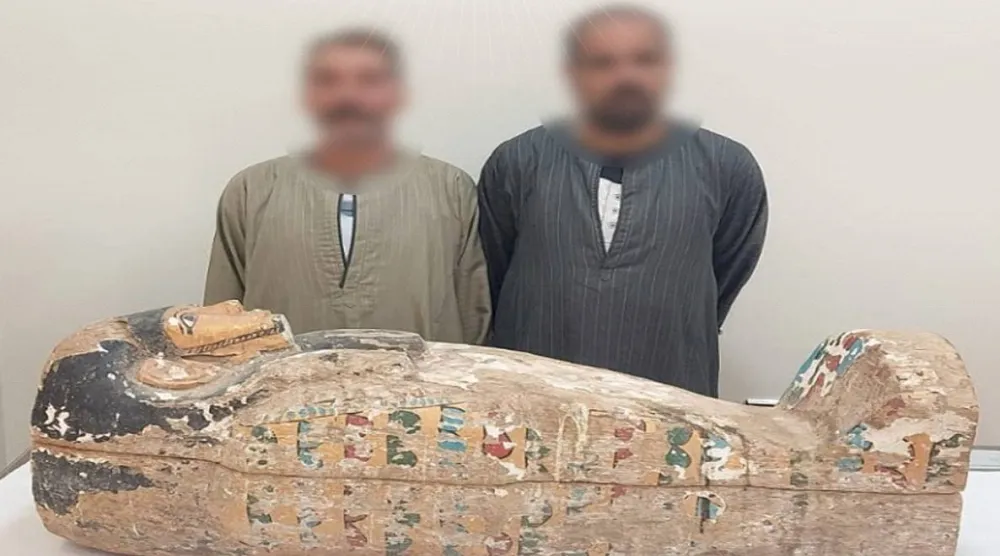 المتهمان بحيازة تابوت أثري بعد توقيفهما في سوهاج (وزارة الداخلية المصرية)